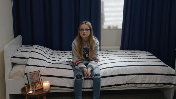 Floor (Bobbie Mulder) erzählt den Interessenten, dass dies das Zimmer ihres toten Bruders ist, der immer noch durch das Haus spukt. | Rechte: NDR/NL Film