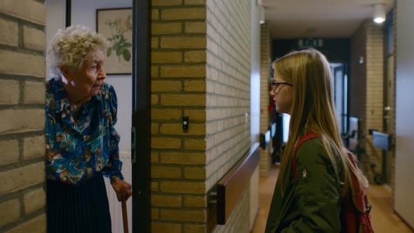 Floor (Bobbie Mulder) besucht Großmutter Loes (Coby Timp) mit ihrem Schulzeugnis. | Rechte: NDR/NL Film