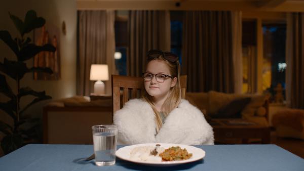 Floor (Bobbie Mulder) erzählt ihrer Familie beim Abendessen, dass sie Schauspielerin werden möchte. | Rechte: NDR/NL Film