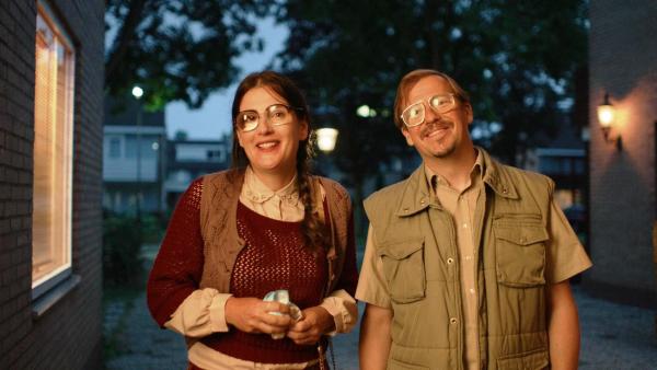 Die Eltern (Tina de Bruin und Stijn Westenend) von Floors „neuem Freund“ sind glücklich, dass er eine Freundin gefunden hat. | Rechte: NDR/NL Film/Maurice Trouwborst