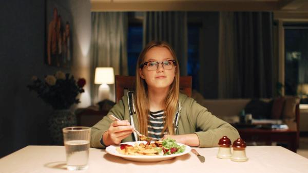 Floor (Bobbie Mulder) genießt ihr Essen, während ihre Eltern Kees mit seinen eigenen Waffen schlagen | Rechte: NDR/NL Film/Maurice Trouwborst