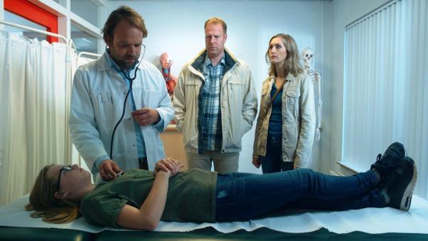 Floor (Bobbie Mulder) stellt sich selbst beim Arzt vor. Er erklärt ihr, dass sie nie weint, weil sie kein Herz hat. | Rechte: NDR/NL Film/Maurice Trouwborst