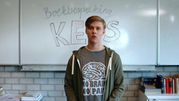Kees (Ole Kroes) macht eine Buchvorstellung vor seiner Klasse. | Rechte: NDR/NL Film/Maurice Trouwborst