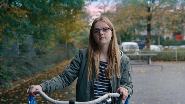 Floor (Bobbie Mulder) mit ihrem neuen Fahrrad im Skate Park. | Rechte: NDR/NL Film/Maurice Trouwborst