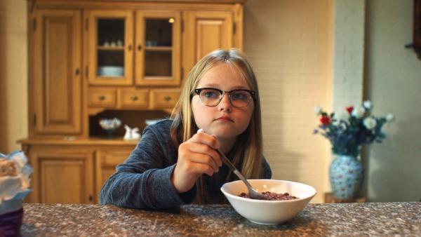Floor (Bobbie Mulder) sitzt beim Frühstück vor einer Schüssel Müsli | Rechte: NL Film