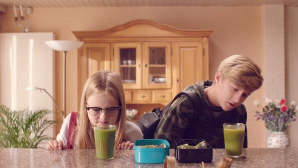 Floor (Bobbie Mulder) (l.) und Kees (r.) gucken skeptisch auf ein Glas mit grünem Smoothie | Rechte: NL Film
