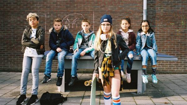 Fünf Kinder sitzen hinter Floor auf einer Tischtennisplatte | Rechte: NL Film