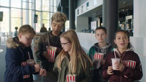 Floor trifft ihre Mitschüler im Kino