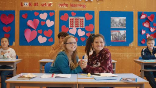 Floor (Bobbie Mulder) und Margreet (Romy Voll) sind gespannt, ob sie wohl etwas zum Valentinstag bekommen. 