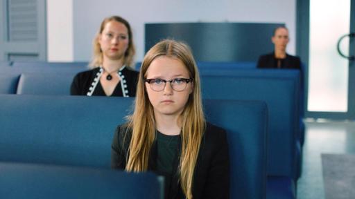 Floor (Bobbie Mulder) geht zu einer Beerdigung, weil sie hofft dort weinen zu müssen. 