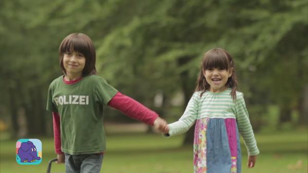 Mattheo tanzt mit seiner Schwester draußen im Park zu seinem Lieblingslied | Rechte: WDR