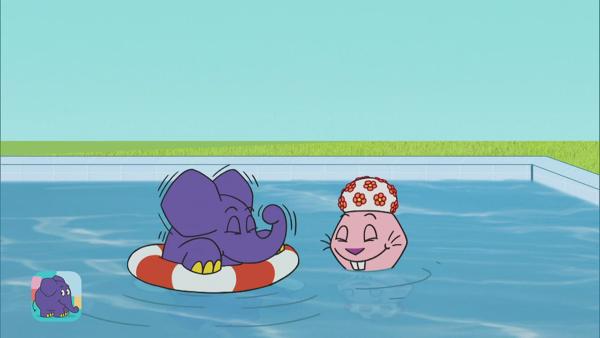 Elefant und Hase schwimmen im Pool. | Rechte: KiKA