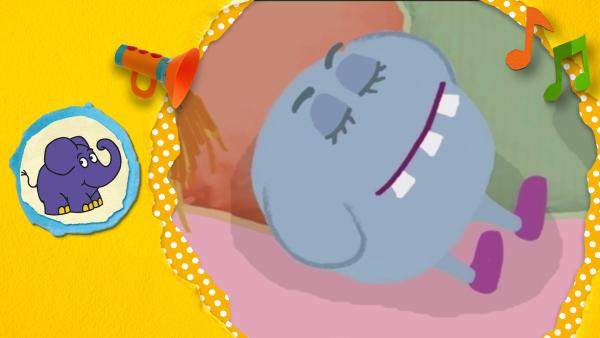 Ein kugelrundes, grau-blaues Monster mit drei großen Zähnen schläft. | Rechte: KiKA