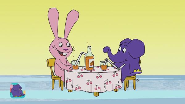 Hase und Elefant sitzen an einem runden Tisch und trinken Orangenlimonade aus Strohhalmen. | Rechte: WDR