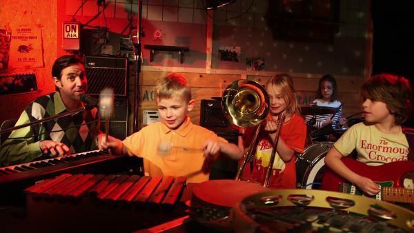 David und Red machen mit Kindern Musik, natürlich auf Englisch. | Rechte: WDR