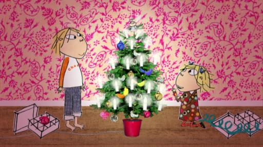 Charlie und Lola stehen neben einem Weihnachtsbaum