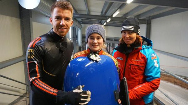 Wie bezwingt man den Eiskanal einer Rodelbahn? Stefan lässt es sich von Nachwuchs-Rennrodlerin Antonia (12) und Trainerin Marion Thees (34) zeigen. | Rechte: ZDF/Annalena Renneisen