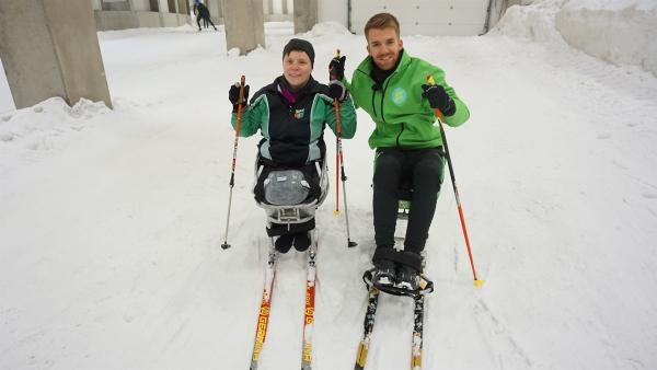 Moderator Stefan beim Para-Skilanglauf mit Ivonne Möller. | Rechte: ZDF/Annalena Renneisen