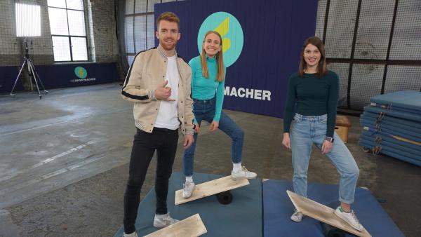 Die Sportmacher Stefan, Susanne und Laura mit selbstgebauten Balanceboards | Rechte: ZDF/Henry Knickenberg