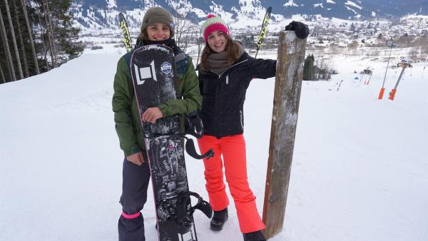 Laura will von Slopestyle-Sportler Nanno alles zu den Eigenschaften eines Snowboards wissen. | Rechte: ZDF/Jan Marschke