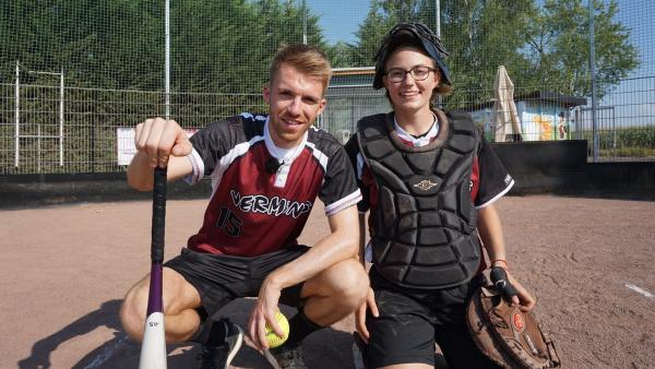 Sie weiß, wie es funktioniert. Stefan mit Softball-Bundesligaspielerin Maxine Dunford. | Rechte: ZDF/Fabian Gratzl