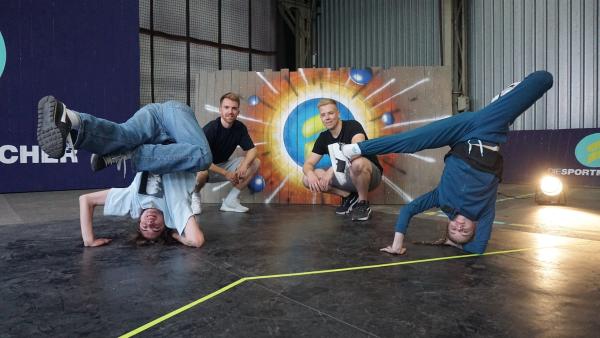 Avive HD, einer der erfolgreichsten deutschen Influencer und Gamer, stellt sich bei den Sportmachern einer ganz besonderen Herausforderung: Er möchte Breakdance ausprobieren und soll nach ein wenig Übung mit Trainer Lennart gegen das 11-jährigen Breakdance Ausnahmetalent Melina in einem Battle antreten. | Rechte: ZDF/Annalena Renneisen
