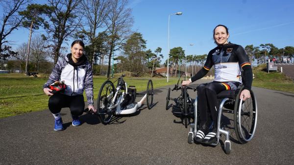Laura testet Handbike mit Paralympics-Siegerin und Weltmeisterin Annika Zeyen. | Rechte: ZDF/Fabian Gratzla