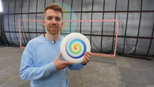 Faszination Frisbee: Stefan lernt die richtigen Wurf- und Fangtechniken. | Rechte: ZDF/Fabian Gratzla