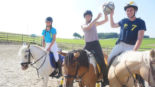 Laura (Mi.) besucht die beiden besten Freundinnen Jana und Antonia beim Horseball. Sie darf den wilden Sport hautnah erleben und will außerdem herausfinden: was ist das besondere an "Pferdefreundschaften"? | Rechte: ZDF/Annalena Renneisen