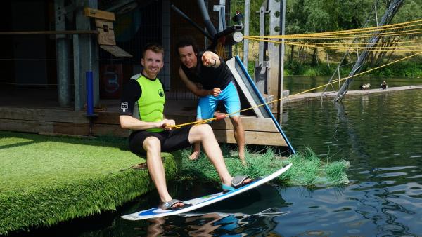 Sportmacher Stefan testet das Wakeboarden. Mit dabei ist Profi-Wakeboarder Nico von Lerchenfeld. | Rechte: ZDF/Annalena Renneisen