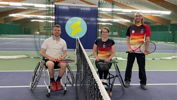 Stefan beim Para-Tennis mit Spielerin Britta Wend und dem deutschen Rollstuhltennis-Cheftrainer Niklas Höfken. | Rechte: ZDF/Lea Martens