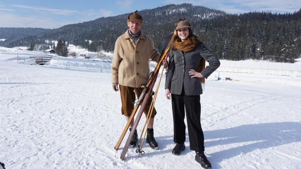 Laura geht der Geschichte des Skisports auf den Grund. Wie haben sich Skier in den letzten 90 Jahren verändert. Auch modisch ein Hingucker! Hier die 50er Jahre. | Rechte: ZDF/Jan Marschke