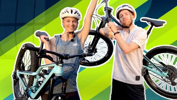 Laura (links) und Stefan (rechts) halten Mountainbikes hoch. Dabei tragen sie Fahrradhelme. | Rechte: ZDF