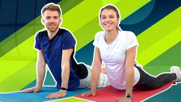 Stefan (links) und Laura (rechts) machen Yoga. | Rechte: ZDF