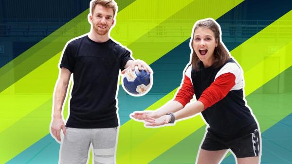Stefan (links) hält einen Handball über die offenen Hände von Laura (rechts) | Rechte: ZDF