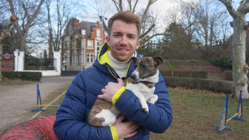 Die Sportmacher: Moderator Stefan hält einen Hund auf dem Arm. 