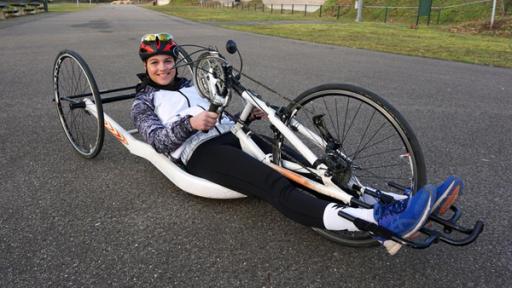 Die Sportmacher: Laura auf einem Parasportgerät, dem Handbike