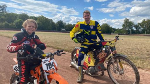 Felix (links) und Stefan (rechts) sitzen auf ihren Motorrädern.