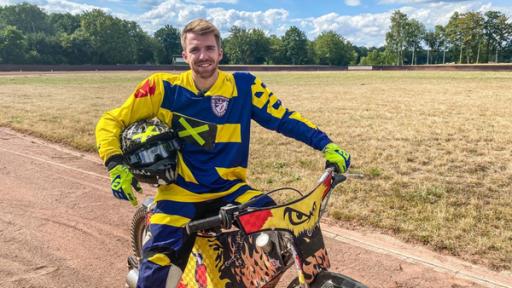 Die Sportmacher: Stefan sitzt im Trikot auf einem Motorrad. 