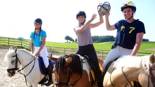 Die Sportmacher: Moderatorin Laura Knöll mit zwei Horseball-Sportlerinnen zu Pferd. 