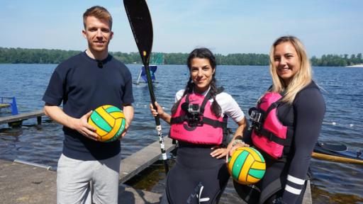 Die Sportmacher: KiKA-Moderatorin Clarissa Corrêa da Silva testet Kanupolo, Laura trifft Bike-Trial-Weltmeister Tom Oehler beim Bikebergsteigen und Stefan schwingt Axt und Säge als Sportholzfäller.