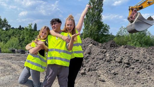 Pauline, Dominik und Hanna bei der Baggerchallenge