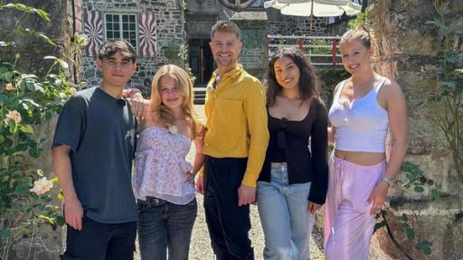 Dominik, Pauline, Aaron, Chantal und Hanna stehen als erste Bewohner vor der Burg in der die Jubiläums-WG stattfindet