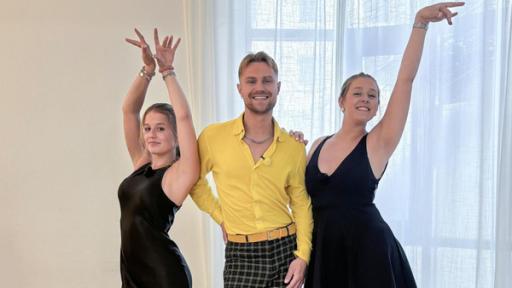 Pauline, Aaron und Hanna in Tanzpose