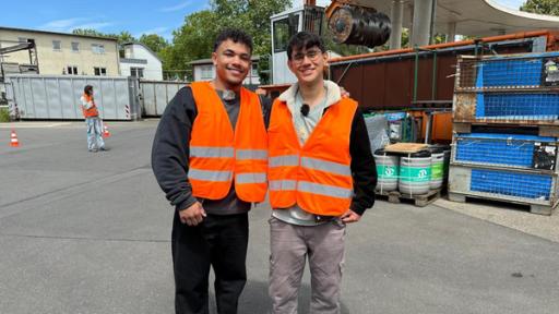 Chinedu und Dominik auf dem Wertstoffhof