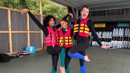 Die WG - Das große Wiedersehen: Malik, Naomi und Philipp in Neopren-Anzügen mit Schwimmwesten vor der Wasserski-Anlage