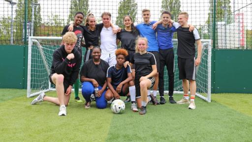 Mark, Jeppe, Luke, Ruben und Alex mit dem Mädchen-Fußballteam