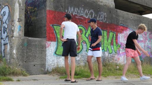 Ruben, Luke und Mark vor einem alten Bunker am niederländischen Strand.