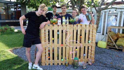 Mark, Ruben, Luke, Alex und Jeppe vor einer selbstgebauten Bar im Garten