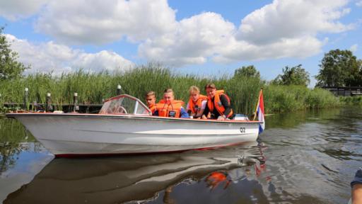 Luke, Alex, Mark und Jeppe im Motorboot